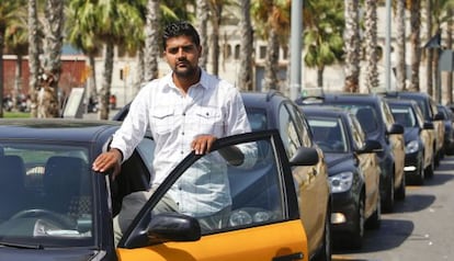 Dani Khan, taxista de origen paquistaní de 22 años, en la estación del hotel W