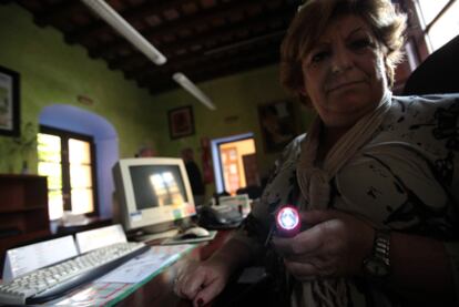 Una trabajadora de la Casa de la Cultura de Los Barrios trabaja a  la luz de una linterna, en 2010.