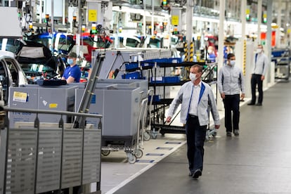 Cadena de ensamblaje en la fábrica de Volkswagen en Wolfsburgo, Alemania.