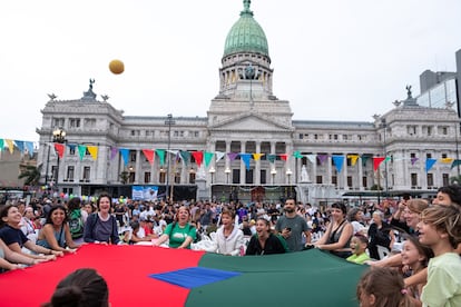 Niños juegan durante una celebración de Nochebuena para personas sin techo, frente al Congreso de Argentina.