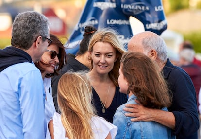 Marta Ortega, en el centro, junto a Amancio Ortega (a la derecha) y Pablo Isla, en julio de 2017 en A Coruña.