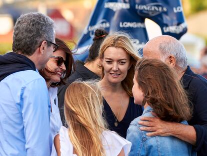 Marta Ortega, en el centro, junto a Amancio Ortega (a la derecha) y Pablo Isla, en julio de 2017 en A Coruña.