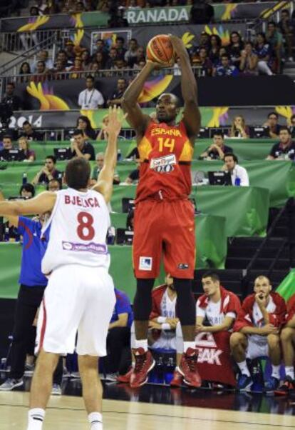 Serge Ibaka lanza ante el serbio Bjelica.