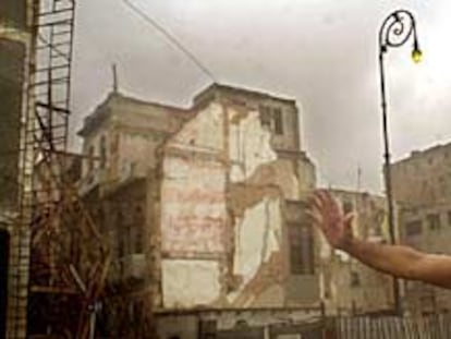 Un obrero de la construcción impide el paso a una zona con riesgo de derrumbes por el huracán en La Habana.