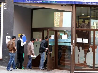 Varias personas entraban esta mañana en una oficina de empleo en Bilbao.
