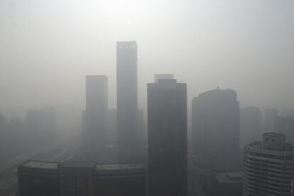 Rascacielos cubiertos de contaminación, en el centro financiero de Pekín.