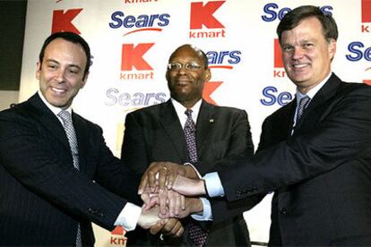 Edward Lampert, Alan Lacy y Aylwin Lewis, en la presentación del acuerdo entre Kmart y Sears.