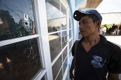 Un miembro de la Policía comunitaria de Ostula observa uno de los orificios de bala producidos durante la manifestación del pasado domingo 19 de julio en la comunidad de Ixtapilla, Michoacán.