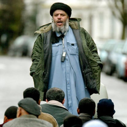 El clérigo musulmán radical, Abu Hamza al Masri, dirige la oración del viernes en el exterior de la Mezquita Central del norte de Londres, en enero de 2003, pocos días después de que fuera clausurada.