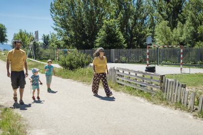 Eduardo Crespo y Eva Caballares, con sus hijos en las canchas del colegio de Fuentelfresno. 