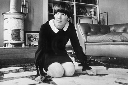 Mary Quant (1930, Londres) revolucionó la moda en los años sesenta desde su boutique Bazaar, ubicada en la londinense King’s Road en el barrio de Chelsea. Allí empezó vendiendo las creaciones de otros modistos para acabar comercializando las suyas propias. Ideas revolucionarias que rompían con lo establecido y aseguraban a los jóvenes un look totalmente distinto al de sus padres. Medias de nylon, prendas coloridas y bailarinas con pulsera para desafiar la estética imperante. Y, por supuesto, minifaldas, la prenda que causó una verdadera revolución.