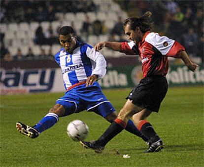 Mauro Silva obstaculiza un remate de Chema.