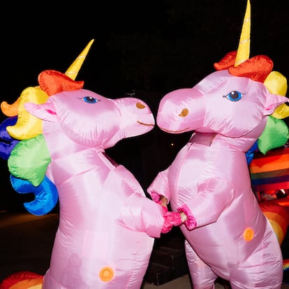 Artículo de EL PAÍS Escaparate sobre disfraces de Carnaval hinchables.