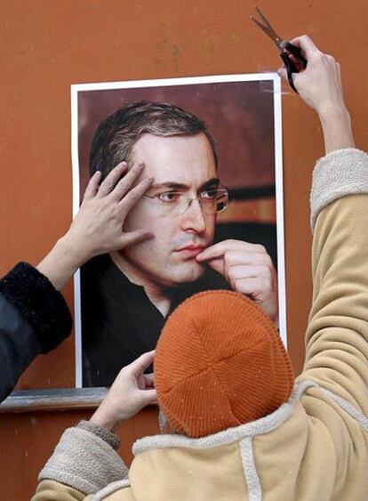 Dos moscovitas cuelgan un retrato de Jodorkovski durante una protesta delante de un tribunal de la capital rusa en noviembre de 2004.