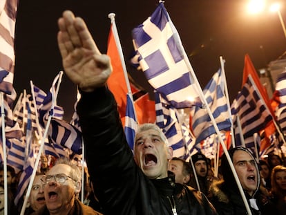 Seguidores del grupo de extrema derecha Aurora Dorada en Atenas, en octubre de 2014.