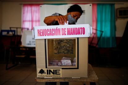 Una mujer emite su voto durante el referéndum en Ciudad Juárez.