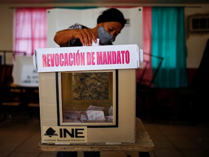 Una mujer emite su voto durante el referéndum en Ciudad Juárez.