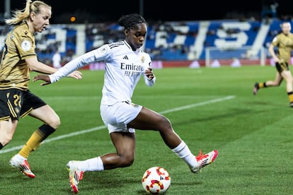 Linda Caicedo trata de deshacerse de Cahynov este jueves en Butarque (Legans) en la semifinal de la Supercopa entre el Real Madrid y la Real Sociedad.