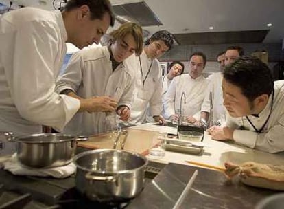 Ferran Adrià, en el centro detrás del grifo, durante una visita de cocineros españoles a la escuela de Yukio Hattori en Tokio.