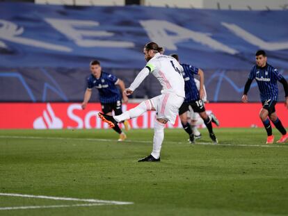 Sergio Ramos lanza el penalti que supuso el 2-0 del Madrid.