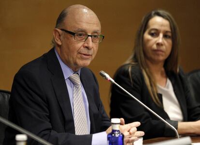 El ministro de Hacienda, Cristóbal Montoro (c), junto a la secretaria de Estado de Función Pública, Elena Collado.
