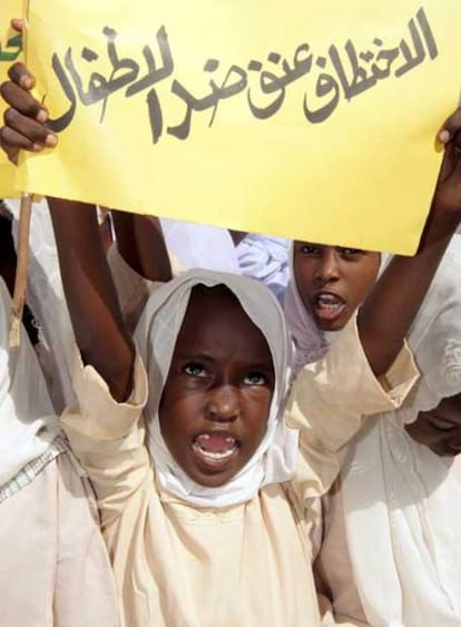 Protesta, ayer, de niños en Sudán contra el supuesto secuestro de menores en Chad para adopciones en Francia.