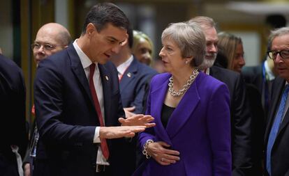 Pedro Sánchez con Theresa May, en la cumbre europea del pasado octubre.