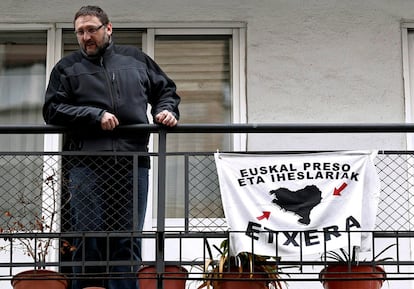 El portavoz de la izquierda abretzale Txelui Moreno observa desde el balcón de su vivienda el traslado de su hijo Iker Moreno Ibáñez a un furgón policial.