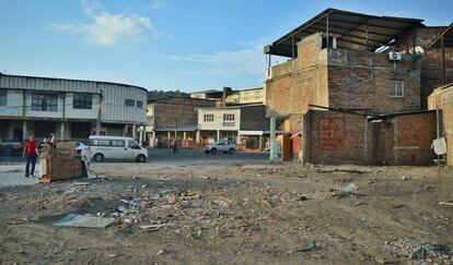 Esplanada en la que antes hubo una casa. A la izquierda hay un santuario en recuerdo a las víctimas. En Portoviejo.