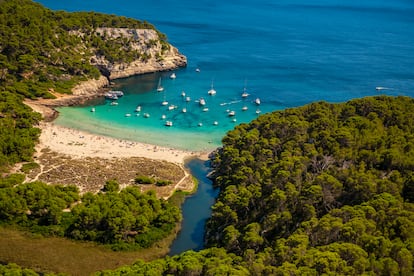 Panorámica de cala Trebalúger, en la isla de Menorca.