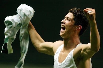 Cristiano celebra su segundo gol al Boavista con la camiseta del Sporting en un partido de 2002.