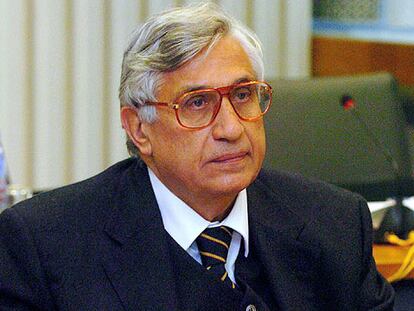 Antonio Fazio, gobernandor del Banco de Italia, en una imagen de octubre de 2004.