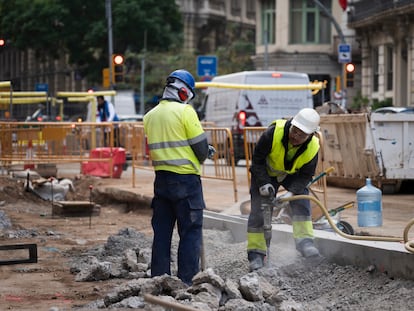 Dos operarios trabajan en el centro de Barcelona, a principios de enero.