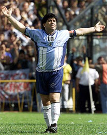 Maradona agradece al público de Buenos Aires su cariño.