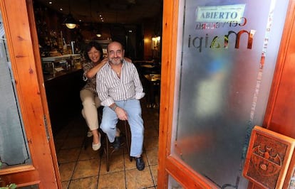 Pilar y Gabi, el matrimonio fundador de la cervecer&iacute;a Maipi, en la puerta del local.