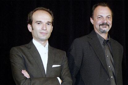 El finalista Nicolás Casariego, a la izquierda, junto a Pedro Zarraluki, ganador del Premio Nadal 2005.