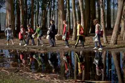 Excursión de los alumnos del colegio público Ramón Campoamor, de Navia, Asturias, que aparece en el libro 'Viaje por las escuelas de Asturias', de Jaume Carbonell.