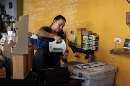 Doña Angelita trabaja junto a Beatriz Alcaide en la cafetería de La Casa Tomada, el punto neurálgico donde confluyen todos los espíritus creativos que la habitan. Vive en el barrio de Las Palmas, célebre por ser donde se hacinan 10.000 personas en un entorno muy pobre y haber sido centro de la mara 18. Varias mujeres de la comunidad trabajan y ayudan a conectar la Casa con el barrio. 

