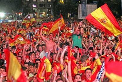 Miles de aficionados festejan la victoria de España junto al Santiago Bernabéu de Madrid.