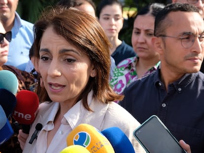 La candidata de Coalición por Melilla (CpM), Dunia Almansouri, en declaraciones ante los medios junto al consejero de Distritos, Juventud y Participación Ciudadana y candidato número tres de CpM, Mohamed Ahmed Al-Lal, detenido en la operación policial por la supuesta compra de votos.