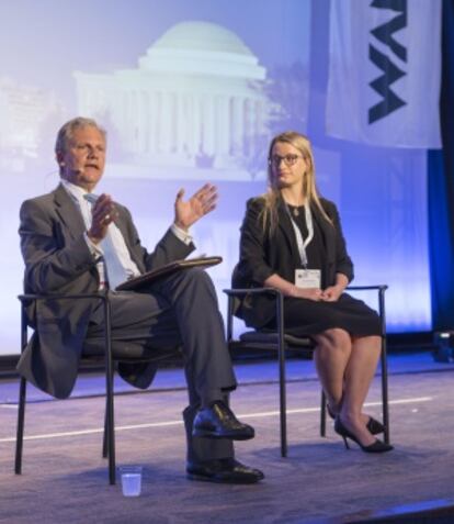 Arthur Sulzberger Jr. y Alex MacCallum, en el Congreso Mundial de Medios de Comunicación. / JAMES NEISS (WAN-IFRA)