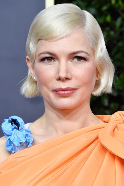 Michelle Williams, que se llevó el premio por su papel en la serie Fosse/Verdon, prefirió peinar su melenita eligiendo unas ondas al agua al más puro estilo años veinte.