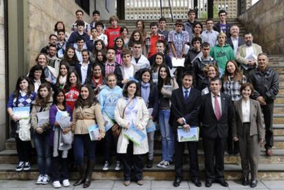 ASTURIAS. Los alumnos de los equipos del colegio Santo Domingo de Guzmán, de Oviedo; del instituto Jovellanos, de Gijón; y del instituto Luces, de Colunga. Les acompañaron en la entrega de premios Herminio Sastre Andrés, consejero de Educación y Ciencia en funciones de Asturias, y Pedro Zuazua, director de Comunicación de EL PAÍS.