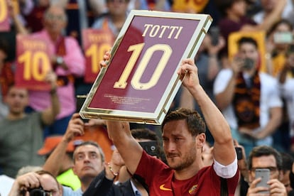 Totti no puede controlar las lágrimas el día de su adiós a la Roma. 