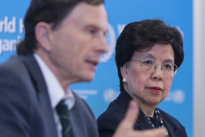 La directora general de la Organizaci&oacute;n Mundial de la Salud (OMS), Margaret Chan, y el presidente del Comit&eacute; de Emergencias, David Heymann, en Ginebra el 8 de marzo.