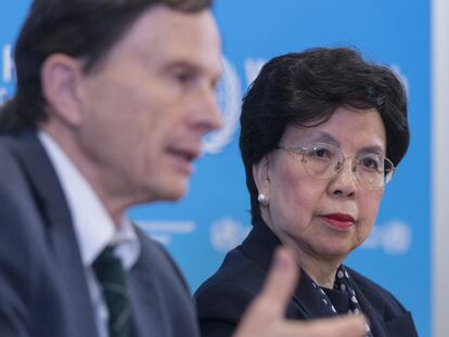 A diretora-geral da Organização Mundial da Saúde (OMS), Margaret Chan, e o presidente do Comitê de Emergências, David Heymann, em Genebra, no dia 8 de março.