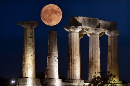 La superluna brilla en el cielo sobre el antiguo Templo de Apolo, en Grecia, el 30 de agosto.