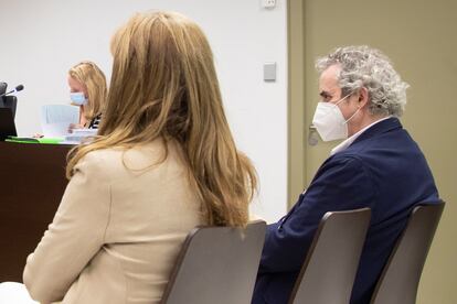 Ildefonso Falcones, en el banquillo de los acusados, junto a su mujer, en junio.