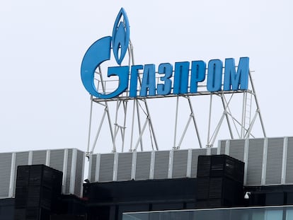 Un cartel de Gazprom, la empresa estatal rusa de gas