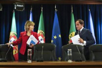 El viceprimer ministro portugués, Paulo Portas (d), y la ministra de Finanzas portuguesa, María Luis Albuquerque (i), se disponen a ofrecer una rueda de prensa en el Ministerio de Finanzas luso en Lisboa, Portugal, ayer.